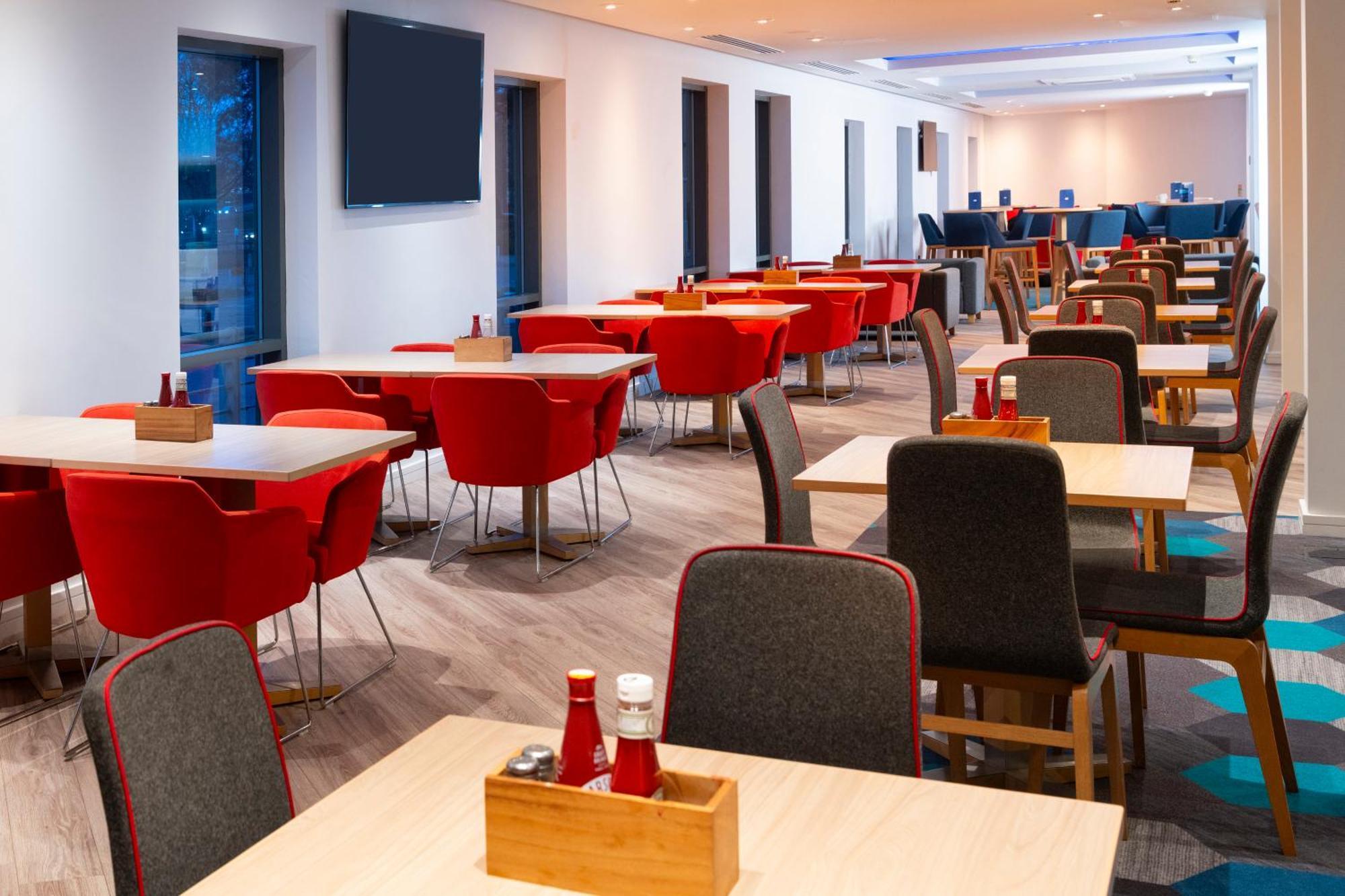 Holiday Inn Express Stevenage By Ihg Екстер'єр фото