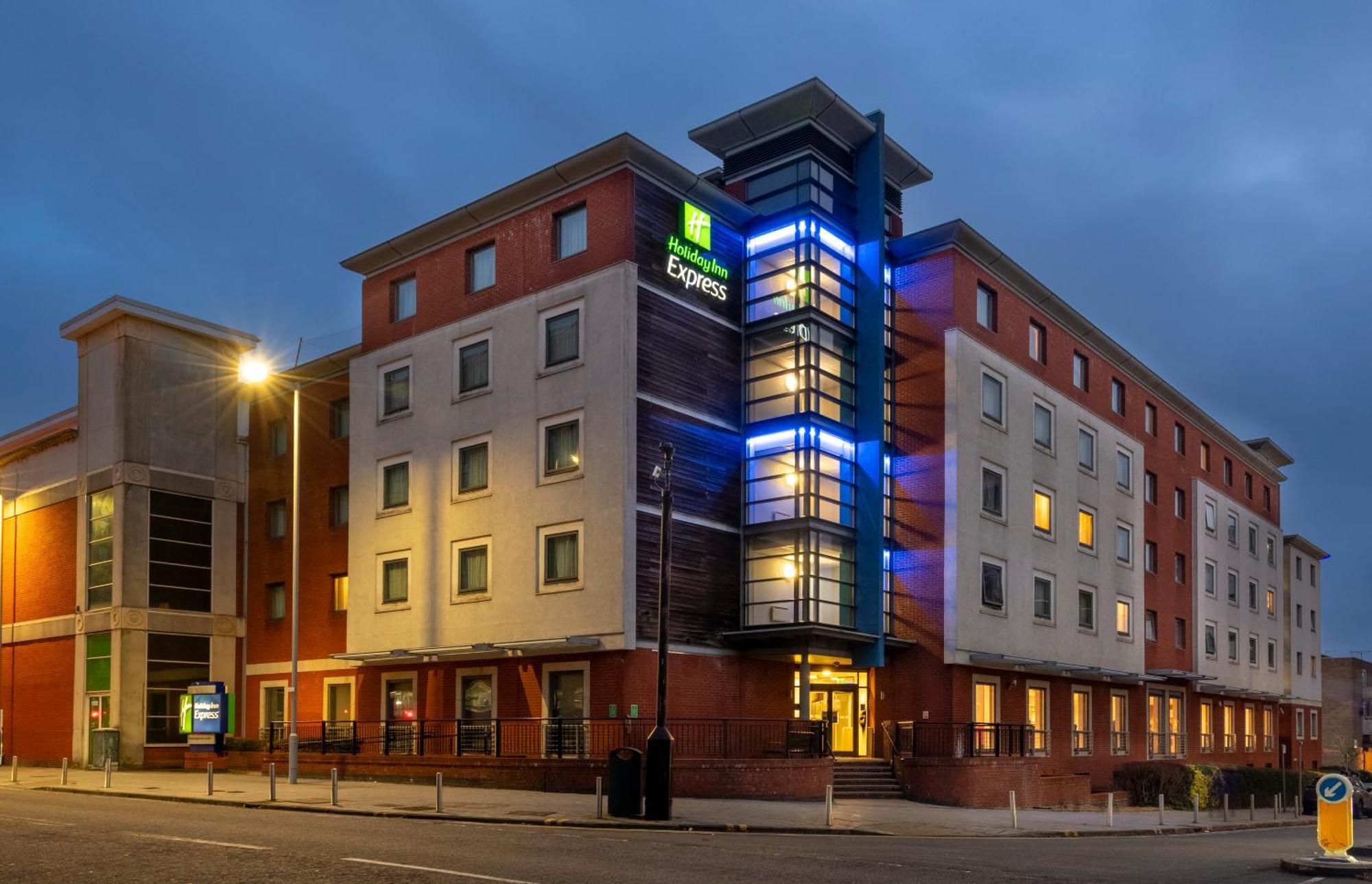 Holiday Inn Express Stevenage By Ihg Екстер'єр фото