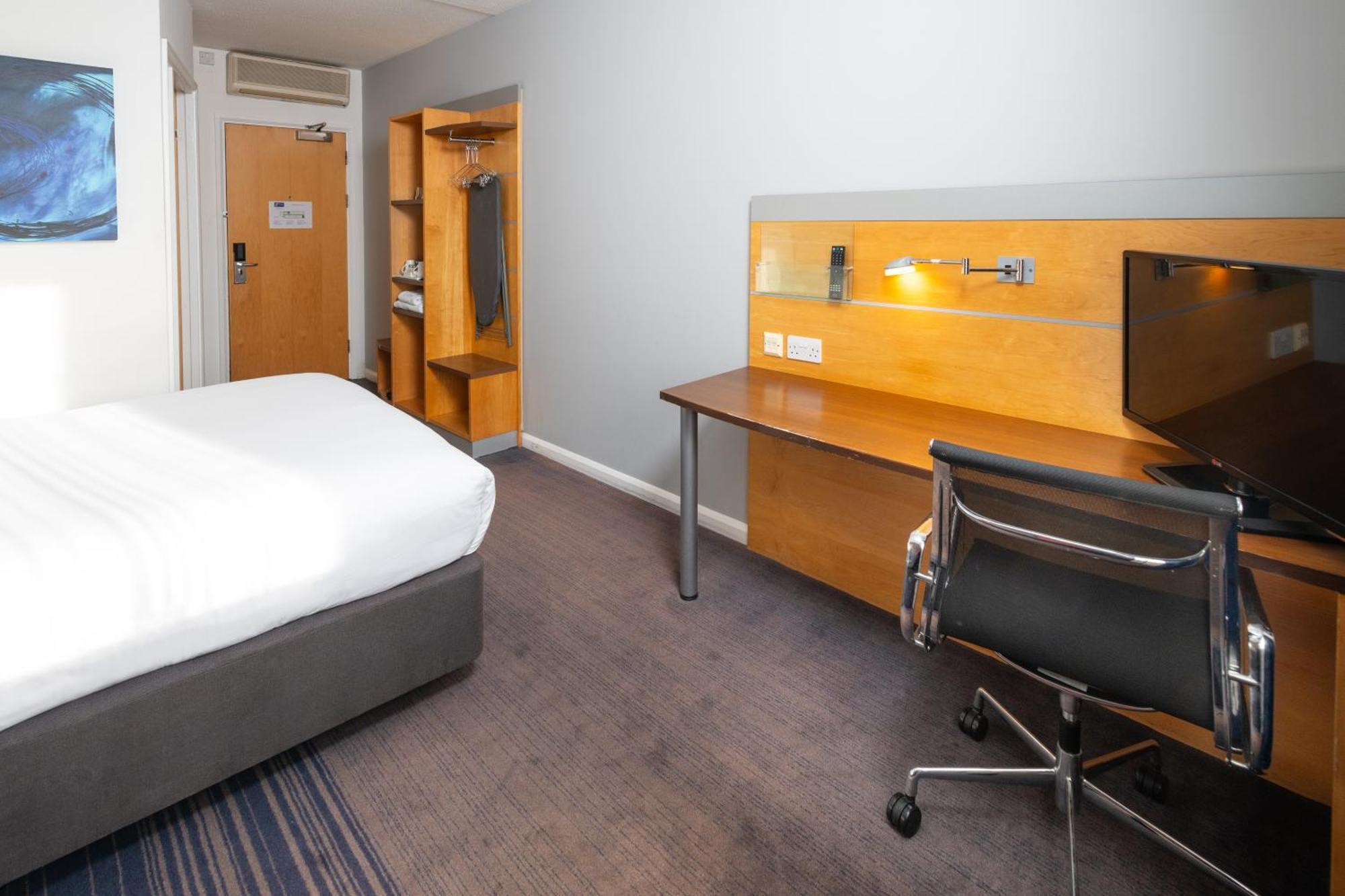 Holiday Inn Express Stevenage By Ihg Екстер'єр фото