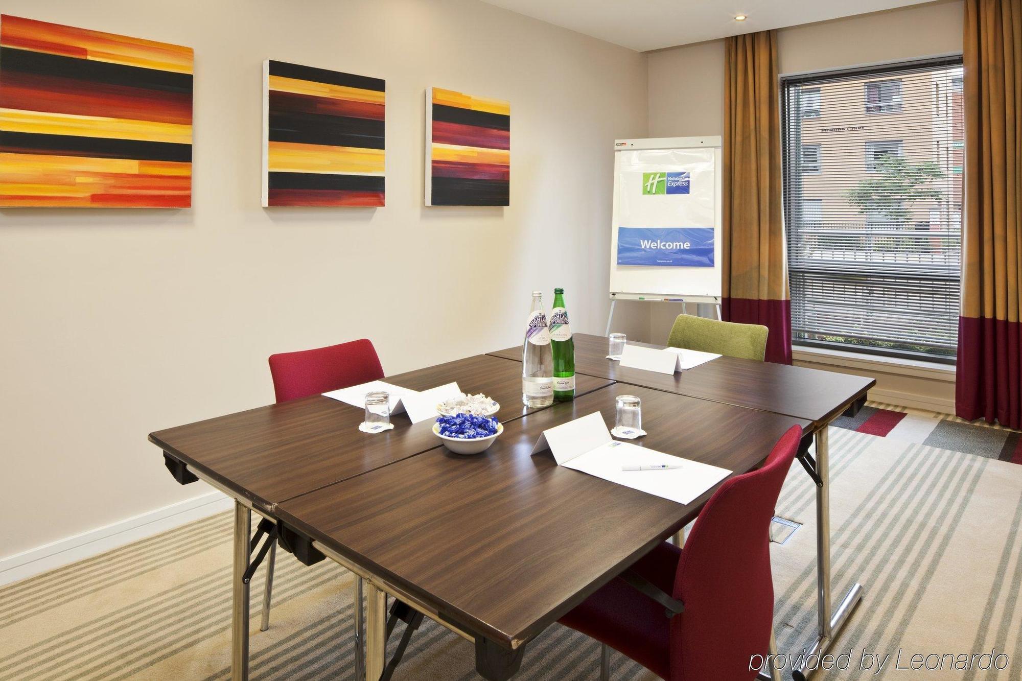 Holiday Inn Express Stevenage By Ihg Зручності фото