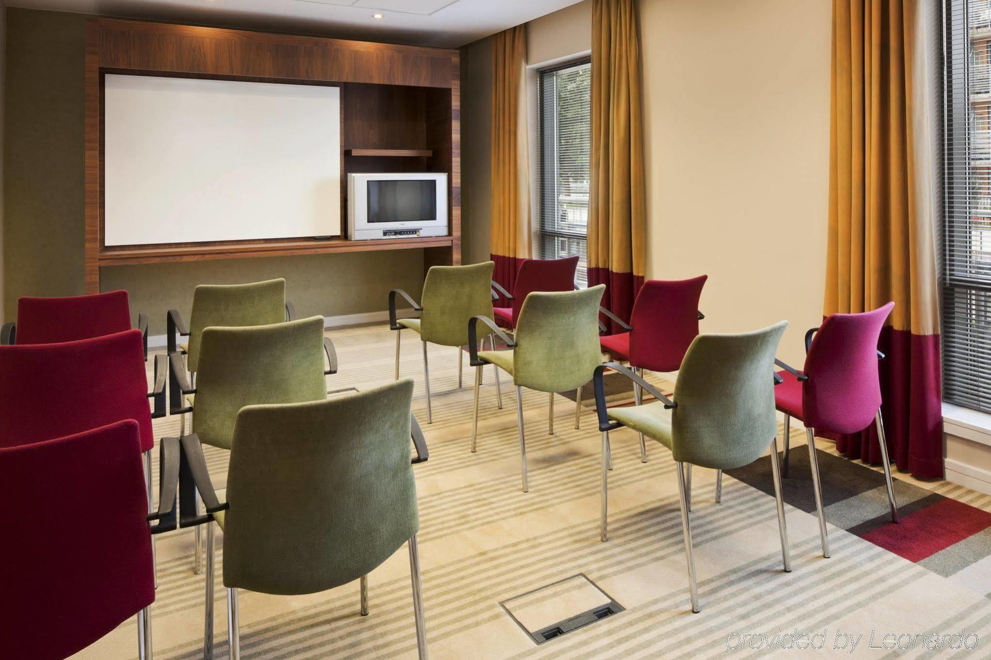 Holiday Inn Express Stevenage By Ihg Зручності фото