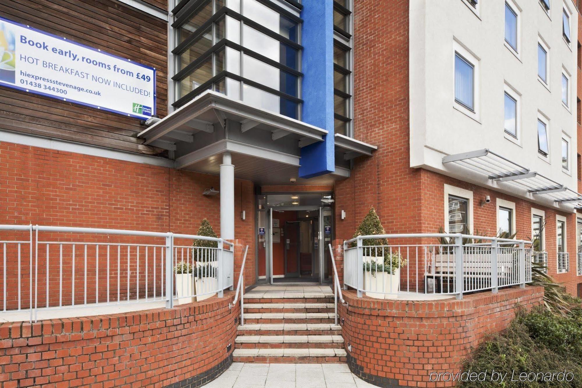 Holiday Inn Express Stevenage By Ihg Екстер'єр фото